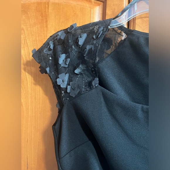 NWT Xscape long dress cap sleeves with flower appliqué. Size 12P - Picture 3 of 8